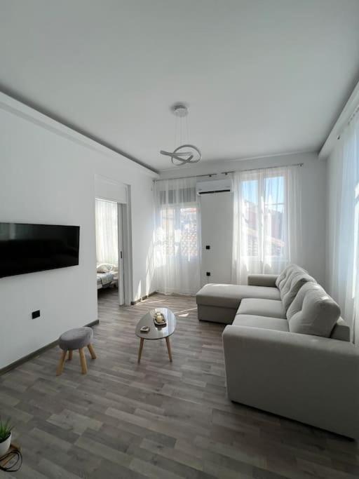 Bougainvillea Apartments 2 나플리오 외부 사진