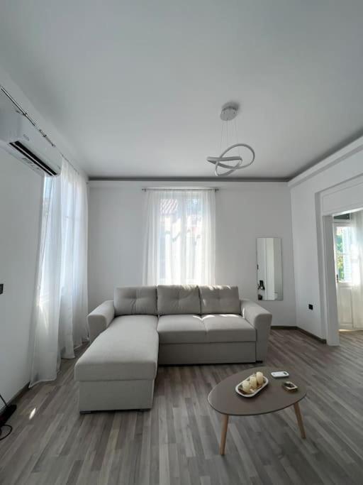 Bougainvillea Apartments 2 나플리오 외부 사진